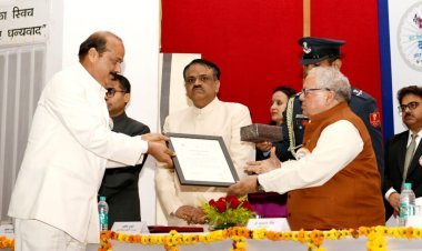 13वां राष्ट्रीय मतदाता दिवस के अवसर पर एडीएम डॉ. नेगी को किया सम्मानित