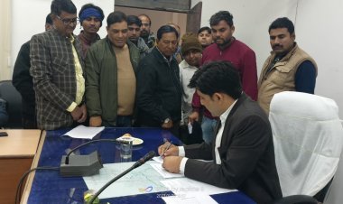 पत्रकार पर हमले के आरोपियों को गिरफ्तार करने एवं पत्रकार सुरक्षा कानून लागू करवाने के लिए मुख्यमंत्री के नाम जिला कलेक्टर को सौंपा ज्ञापन