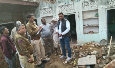 बारिश में बिजली की गर्जना से मकान गिरा