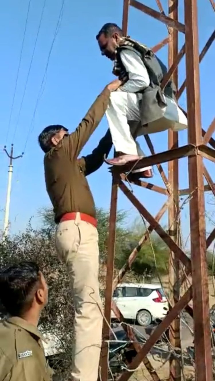 बिजली समस्या से परेशान किसानों ने चूरु सड़क पर लगाया जाम, विद्युत पोल के टावर पर चढ़कर जताया आक्रोश