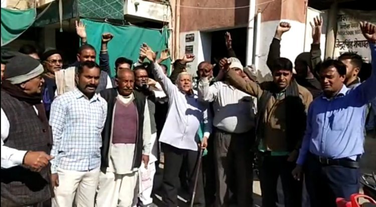 मंदिर की भूमि पर भूमाफियाओं द्वारा कब्जा करने के विरोध में पुजारी परिवार ने तहसीलदार को सौंपा ज्ञापन