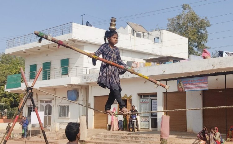 पापी पेट के लिए जान जोखिम में डाल कर रस्सी पर करतब दिखाने को मजबूर मासूम