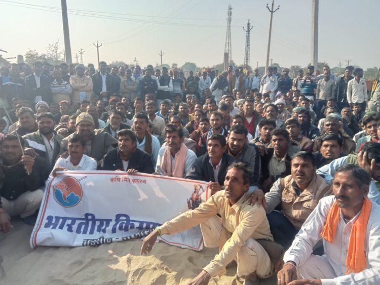 कृषि कनेक्शनों पर कम वोल्टज को बढाने की मांग को लेकर किसानों किया प्रदर्शन, चक्काजाम की दी चेतावनी
