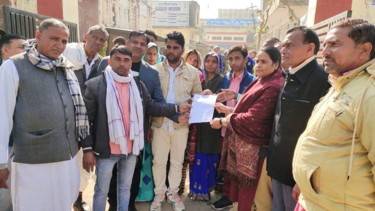 नो सूत्रीय मांगों को पूरा करने के लिए सौपा ज्ञापन