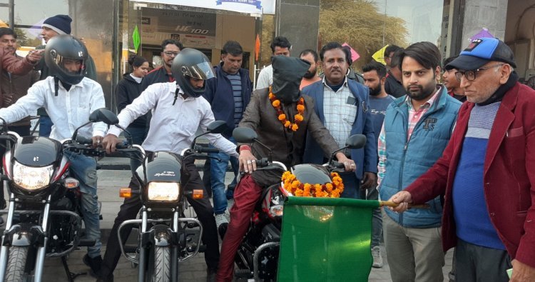 आंखो पर पट्टी बांधकर चलाई बाईक, सड़क सुरक्षा का दिया संदेश