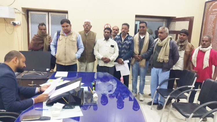 लीज धारक द्वारा अवैध बजरी दोहन को लेकर ग्रामीणों ने एसडीएम मीणा को ज्ञापन सौंपा!