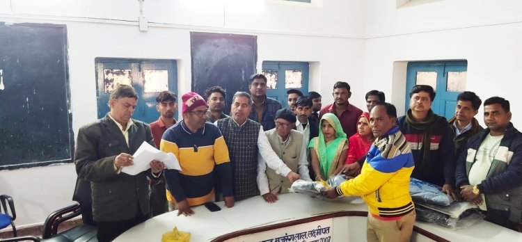 सफाई कर्मचारियों को पार्षद माली ने वितरण किए गर्म कोट