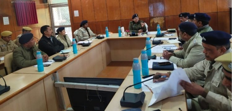 अपराध गोष्ठी के माध्यम से बढ़ते अपराधों में कमी लाने, अपराधियों के खिलाफ सख्त कानूनी कार्यवाही करने के सम्बन्ध में की चर्चा 