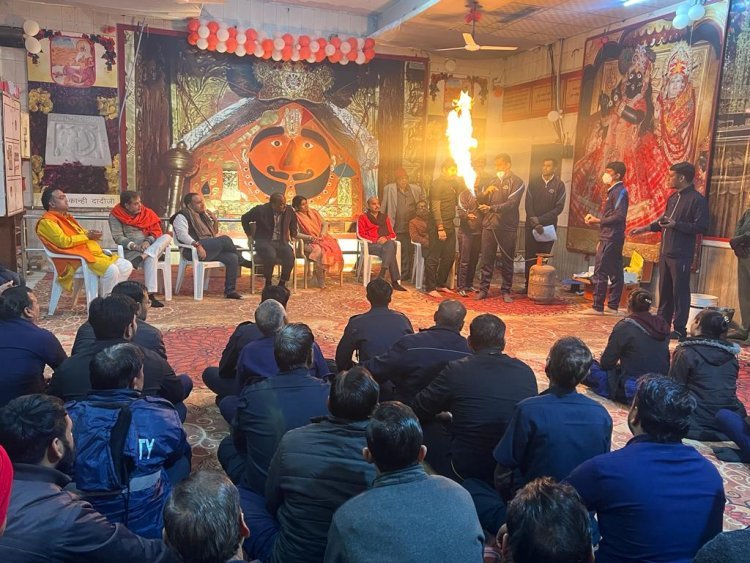 एसडीआरएफ के जवानों ने मंदिर परिसर में ओर आग दुर्घटना के बताएं उपाय