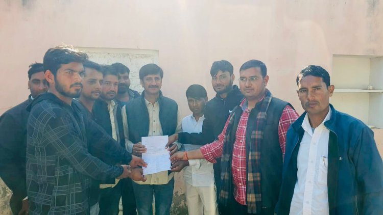 बागावास अहिरान में खेल मैदान आवंटित करने की मांग को लेकर ग्रामीणों ने विधायक को सौंपा ज्ञापन