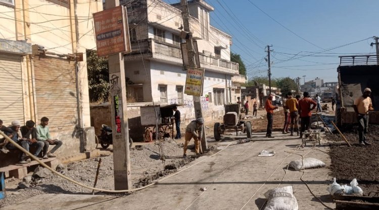 बिना विद्युत पोल शिफ्ट किए बन रही सड़क
