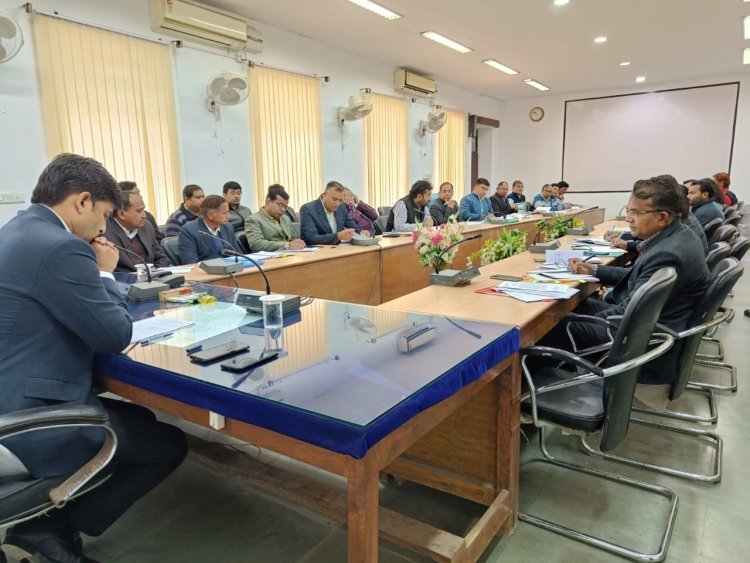 जिला कलक्टर सुरेश कुमार ओला की अध्यक्षता में सोमवार को कलेक्ट्रेट सभागार मंे पानी, बिजली, सड़क, चिकित्सा सहित विभिन्न विभागों के कार्यो की प्रगति समीक्षा बैठक आयोजित हुई।