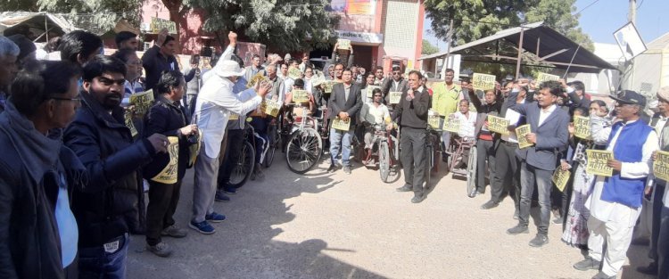 सैंकड़ों लोगों ने किया तहसील कार्यालय पर प्रदर्शन