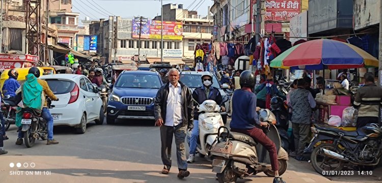 अनदेखी प्रशासन की और अतिक्रमण जनता का