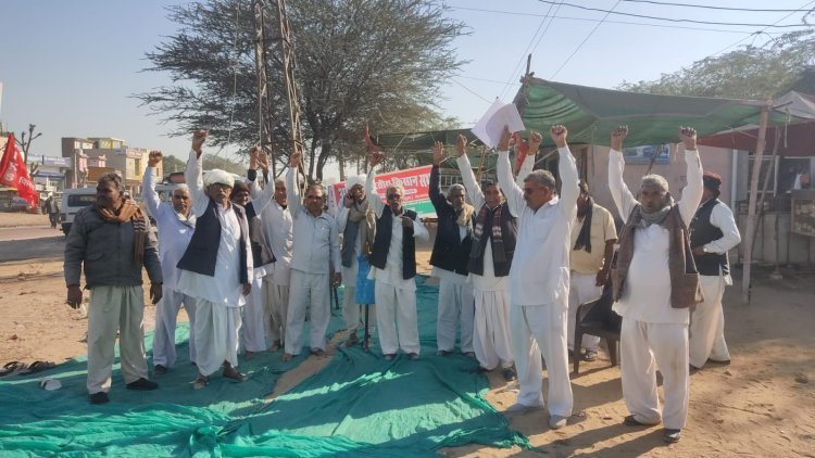 एसडीएम कार्यालय के आगे किसानों का धरना दूसरे दिन भी जारी, बिजली, बीमा क्लेम की मांग को लेकर किसान दे रहे हैं धरना 
