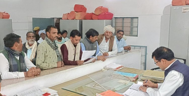 सरसों, गेहूं और चने की फसल में हुए नुकसान का सर्वे करवाने की मांग को लेकर किसानों ने एसडीएम को सौंपा ज्ञापन