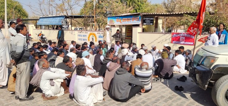 फसल खराब मुआवजे को लेकर किसानों ने मुख्यमंत्री के नाम दिया ज्ञापन