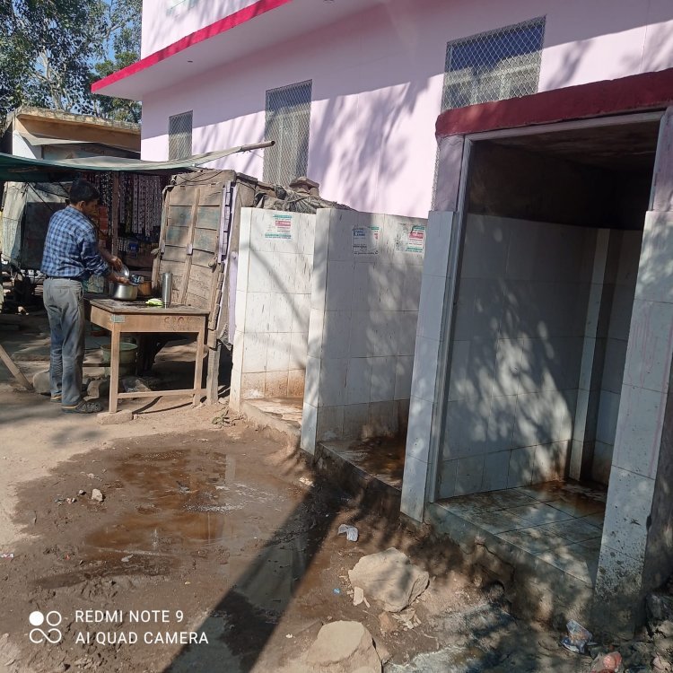 सार्वजनिक टॉयलेट की नही हो रही सफाई , गंदगी से अपने आप को कर रहा सुशोभित
