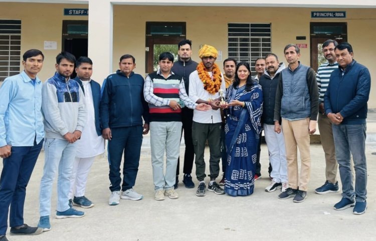 सीकर एसीबी ने प्रधान माया गुर्जर के देवर द्वारा ठेकेदार से 50 हजार की रिश्वत लेते रंगे हाथ पकड़ा...