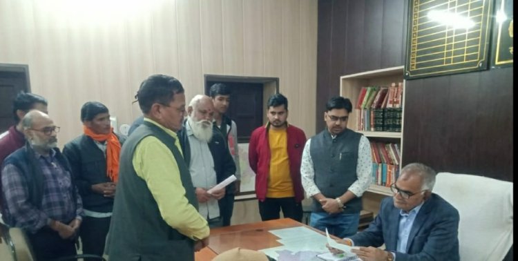 अवैध टाॅवर के खिलाफ प्रतिभा नगर वासियों ने सौंपा ज्ञापन