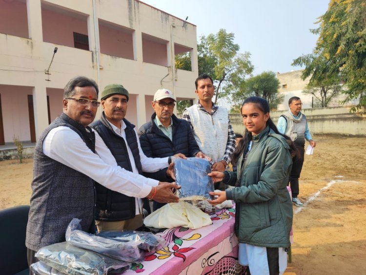 नैनिहालों को स्वेटर जूते स्कूल बैग और आईडी कार्ड का किया वितरण