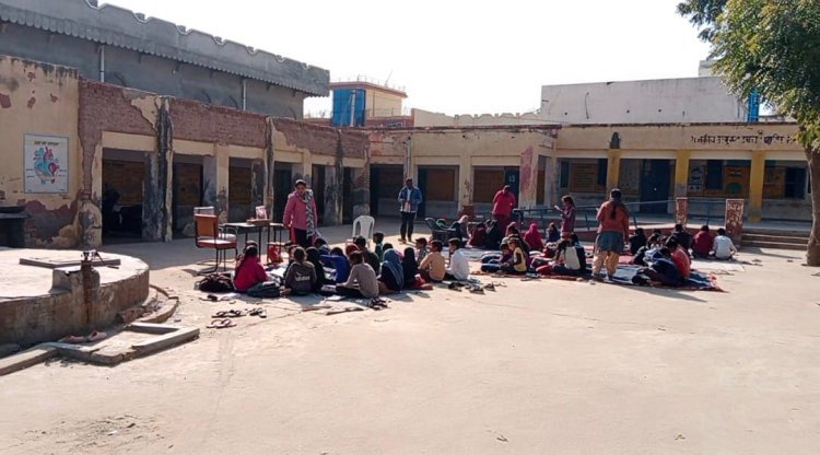 जर्जर हालात में हुआ कालूसर का राजकीय उच्च माध्यमिक विद्यालय, छात्र-छात्राएं खुले में बैठकर अध्ययन करने को मजबूर