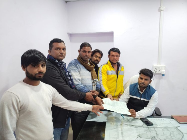 वार्ड पार्षद द्वारा सफाई एवं अन्य कार्यों में भेदभाव करने को लेकर ईओ के नाम सौंपा ज्ञापन..