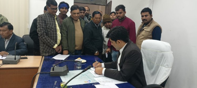 पत्रकार पर हमले के आरोपियों को गिरफ्तार करने एवं पत्रकार सुरक्षा कानून लागू करवाने के लिए मुख्यमंत्री के नाम जिला कलेक्टर को सौंपा ज्ञापन