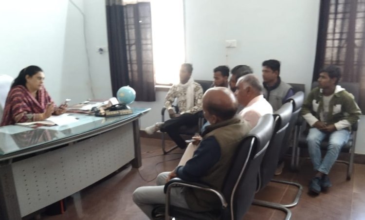 विभिन्न समस्याओं के समाधान की मांग को लेकर उपखण्ड अधिकारी को सौंपा ज्ञापन बिजौलियां(जगदीश सोनी)।कस्बेवासियों द्वारा