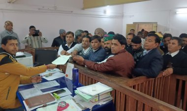 एससी-एसटी समाज व अन्य सामाजिक संगठनो ने अधिवक्ता हंसराज के साथ मारपीट करने वाले आरोपियों की जल्द से जल्द गिरफ्तारी करने की  मांग की...