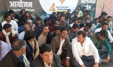 चार शिक्षक सस्पेंड, धरना रहा जारी 