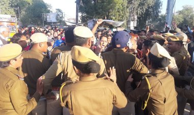 कर्मचारियों की पुलिस के साथ हुई झड़प,
