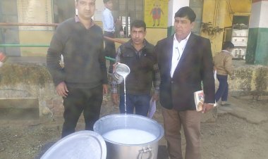 एडीशनल सीएमएचओ डॉ हर्षल चौधरी ने की दूध की गुणवत्ता की जांच