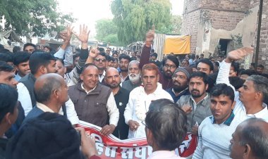 सैंकड़ों लोगों ने निकाली रैली, शिक्षक नेता ने शुरू किया अनशन