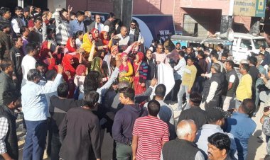 सैंकड़ो लोगों ने प्रदर्शन कर जताया शिक्षकों के निलंबन का विरोध 