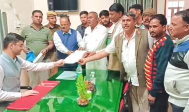 जिला कलक्टर ने उपखंड व तहसील कार्यालय का निरीक्षण कर सुनी जन समस्याऐ