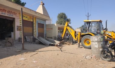 हाईकोर्ट के आदेश पर प्रशासन ने चूरु फांटा से मोटर मार्केट तक मेगा हाईवे के दोनों और हटाया अतिक्रमण