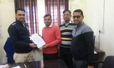 फार्मासिस्ट भर्ती शीघ्र पूरी करने सहित कुल 10 सूत्रीय मांगों को लेकर काली पट्टी बांधकर कर रहे कार्य