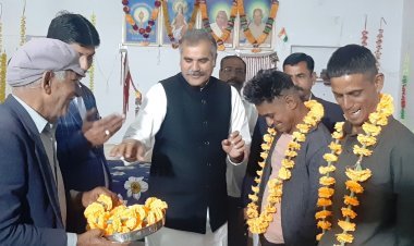 दिव्यांगों से मिलकर भावुक हुए गहलोत