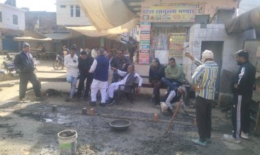 नगरपालिका खैरथल द्वारा सब्जी मंडी के गेट नंबर एक पर बनवाई नाली एवं मंडी में सड़क पर हुए गड्ढे भरवाए