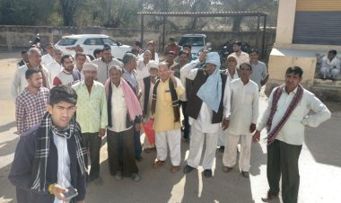 एसडीएम कार्यालय में ग्रामीणों ने नष्ट फसलों का सर्वें करवाने की मांग को लेकर किया प्रदर्शन, एसडीएम को सौंपा ज्ञापन