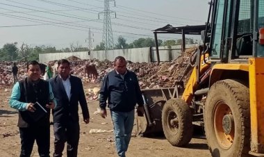 आयुक्त ने बैठक में अधिकारियों और कर्मचारियों को किया निर्देशित