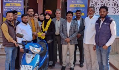 इस्लामिया पी जी कॉलेज की छात्रा को मिली फ्री स्कूटी