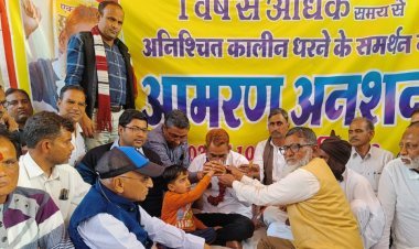 आठवें दिन अनशन किया स्थगित, तहसीलदार ने पिलाया जूस