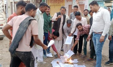 भारतीय किसान संघ ने प्रदेश सरकार के बजट की प्रतियां जलाकर जताया विरोध