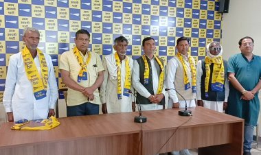 कांग्रेस कार्यकर्ताओं ने ली आप की सदस्यता 