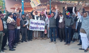 दैनिक रेल यात्री सँघ हिरनोदा की ओर से धरना प्रदर्शन 50 दिनो से जारी  