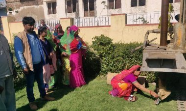 पूजन और गीतो के साथ किया बोरवेल का शुभारंभ 