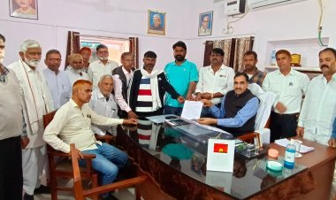 प्रदर्शन कर सौंपा सीएम के नाम ज्ञापन 