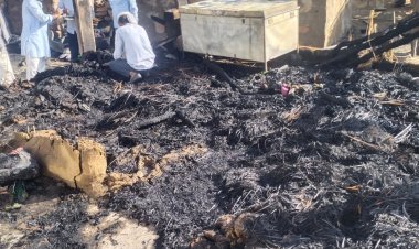 अज्ञात कारणों के चलते आगजनी की घटना में दो परिवारों के घरेलू सामान सहित नगदी जलकर हुई खाक